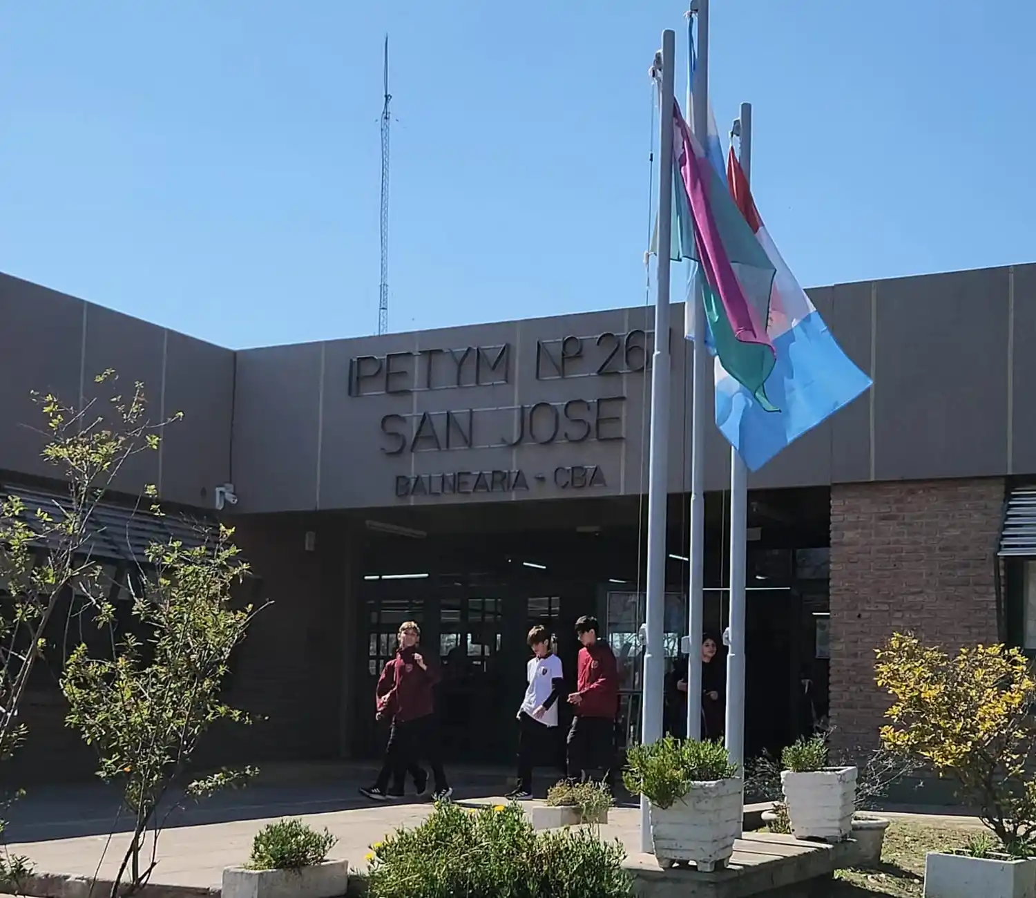 Una escuela de Balnearia prohíbe el ingreso de celulares y aplicará sanciones a quienes incumplan
