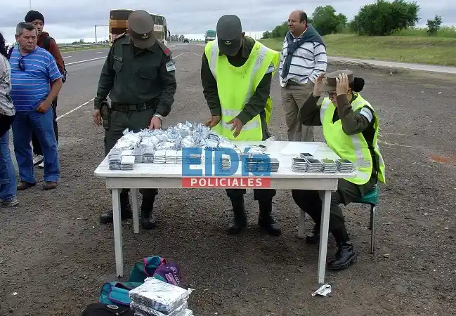 Pensaron que eran ladrillos de cocaína y encontraron telefonía 
