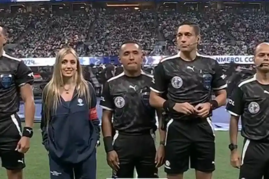 Qué hacía Morena Beltrán junto a los árbitros antes del sorteo en el debut de la Selección ante Canadá por la Copa América