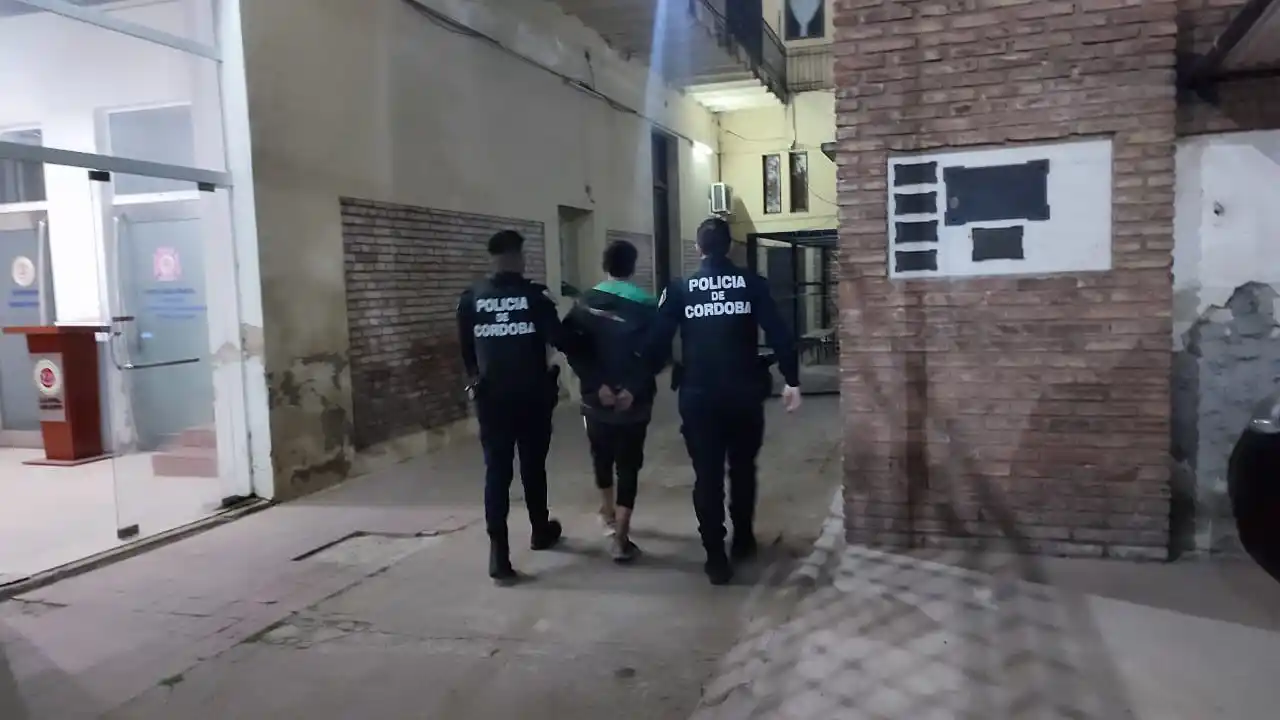 El detenido escoltado a sede policial