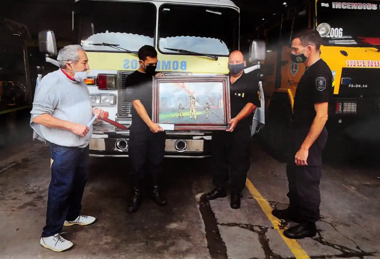 El artista Tirso homenajeó a  los bomberos con una obra