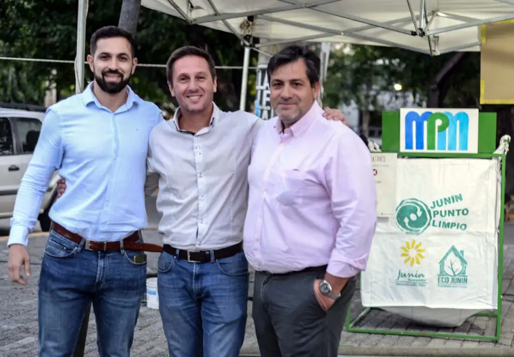 Transforman residuos plásticos en postes para evitar la tala de un millón de árboles