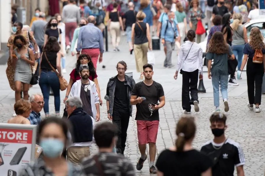 Tras anuncios de Francia y España: en Europa ven con escepticismo dejar de usar la mascarilla