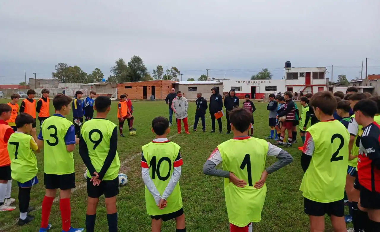 River realiza una prueba de jugadores en cancha de Argentino