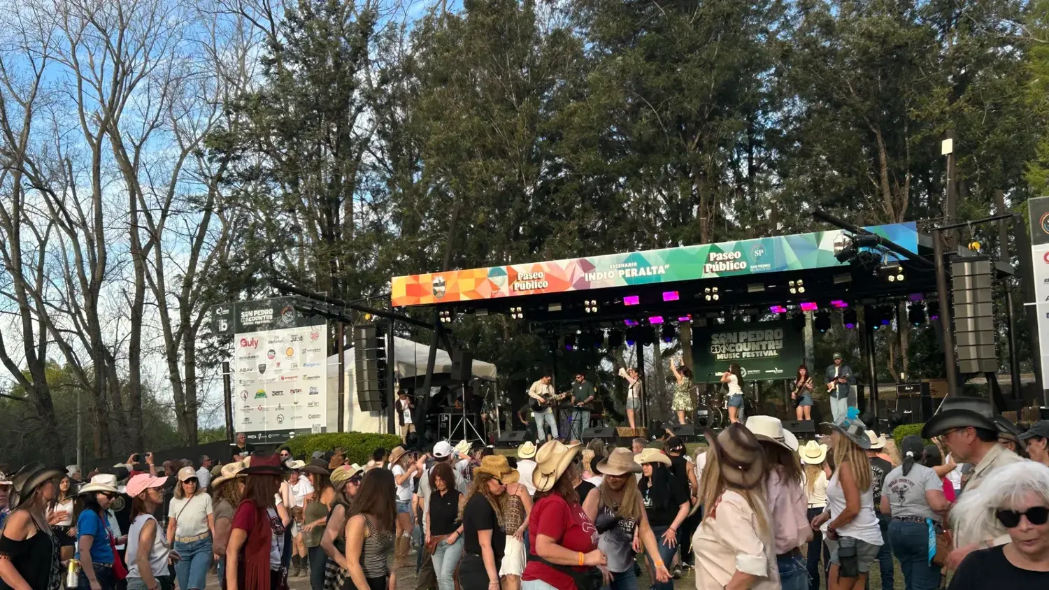 El público disfrutó este viernes del San Pedro Country Music Festival, que se desarrolla en el Paseo Público