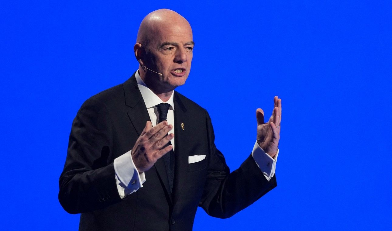 Infantino pidió tarjeta roja para los jugadores que se tapen la boca. Foto: REUTERS/Stephanie Scarbrough