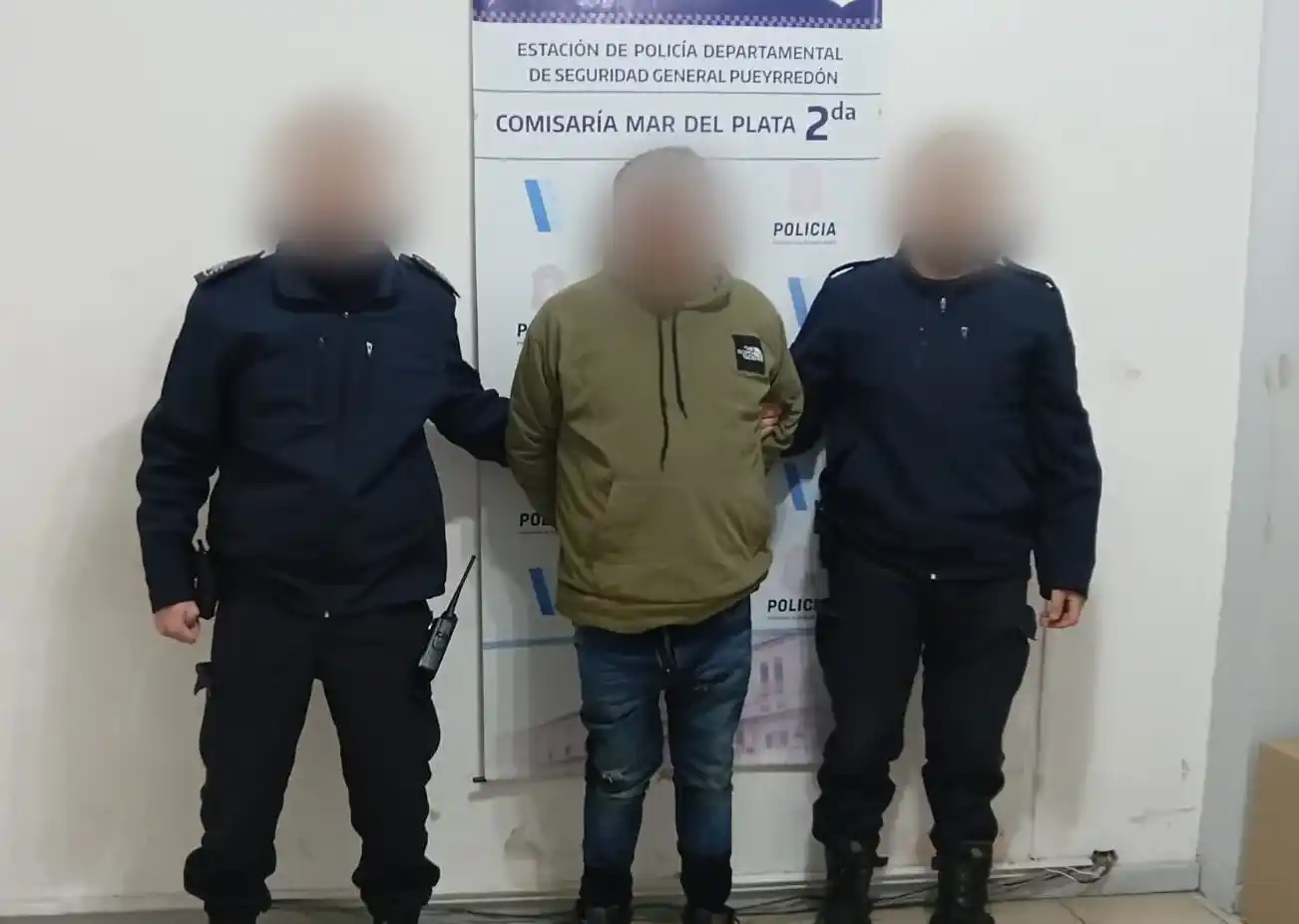 Durante la intervención, el hombre adoptó una actitud hostil, insultó al personal policial e intentó agredir a uno de los efectivos.