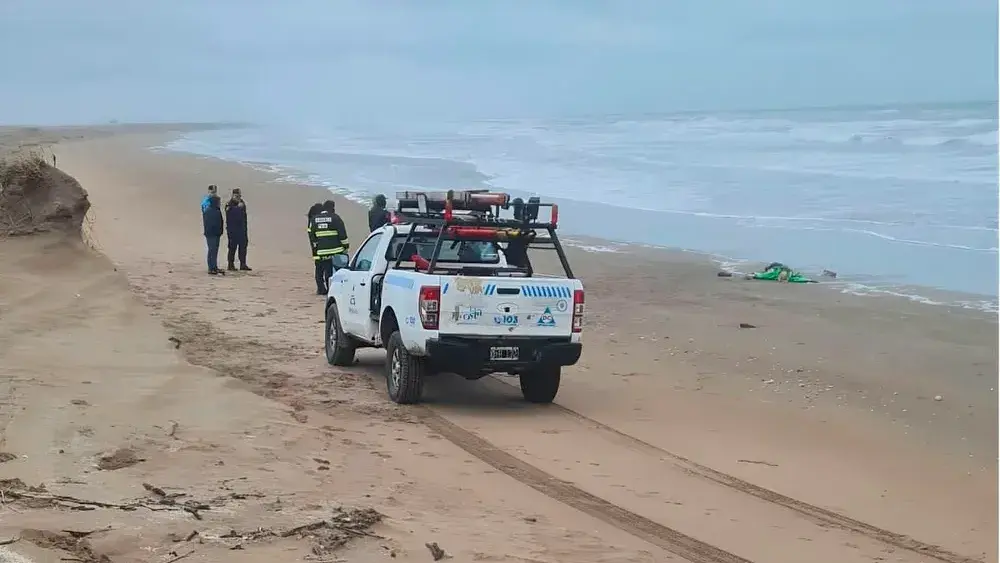 El cuerpo de uno de los kayakistas fue hallado ayer  a la altura de la calle 4 y la playa de Las Toninas.