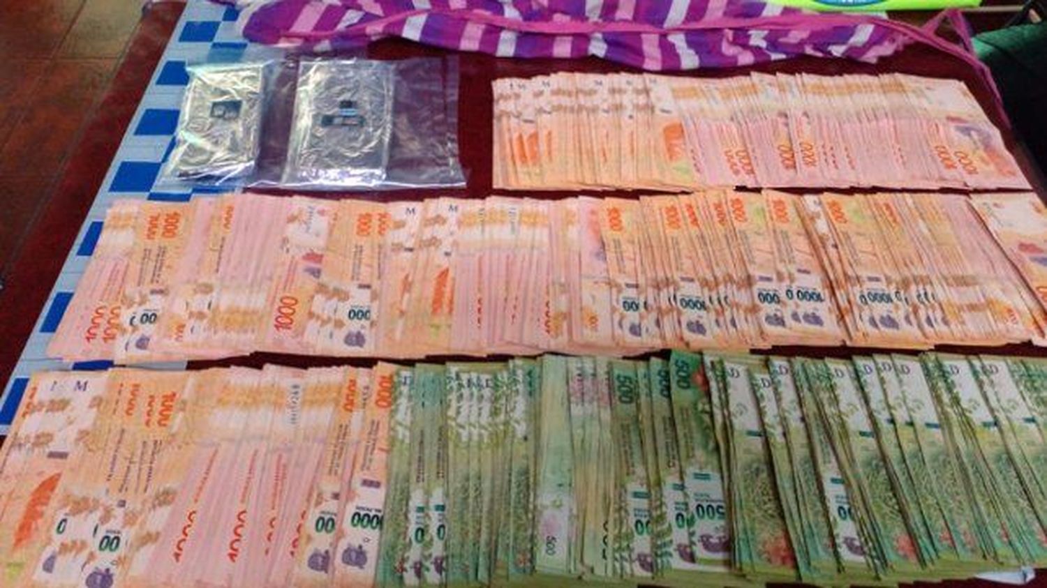 "Cuento del Tío": desbaratan el robo de dólares, pesos y joyas a una mujer
