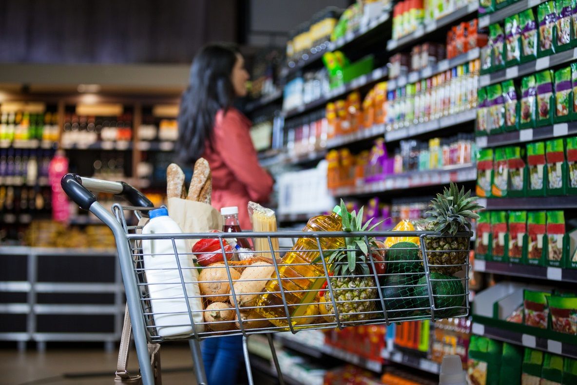 Mirando precios: ¿Cuánto cuesta llenar el changuito del súper?