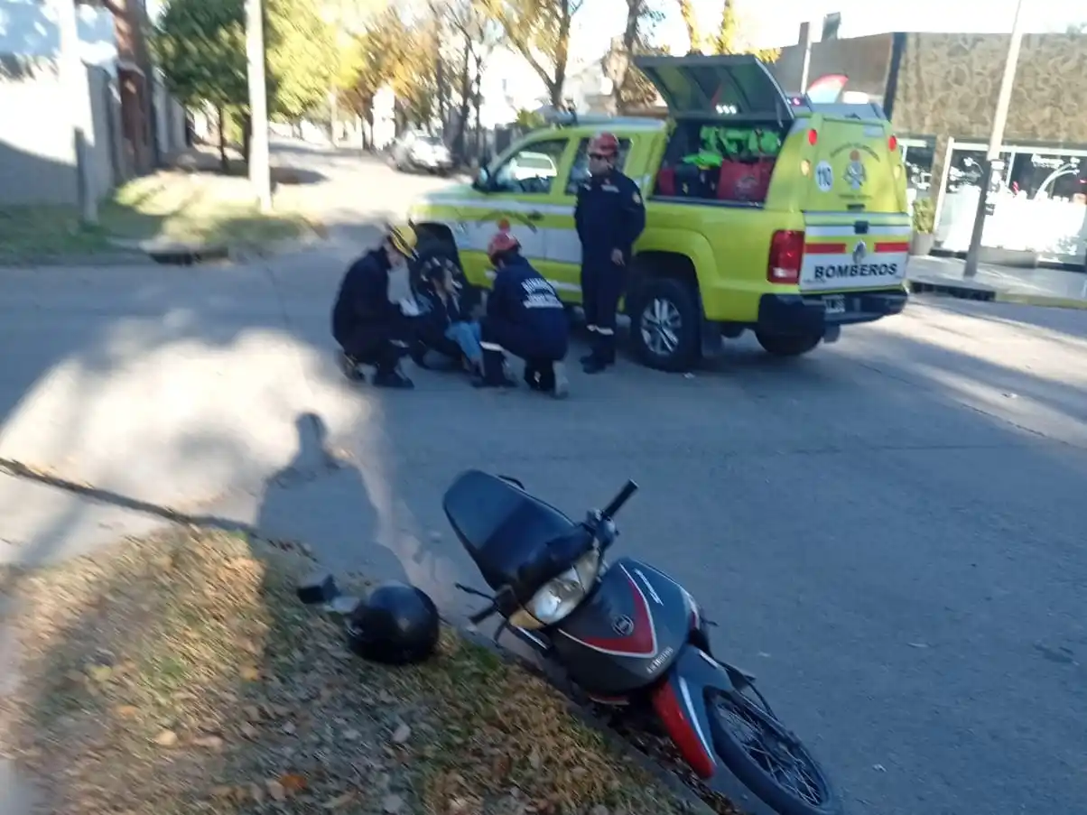 Personal de bomberos asistiendo a la vìctima.