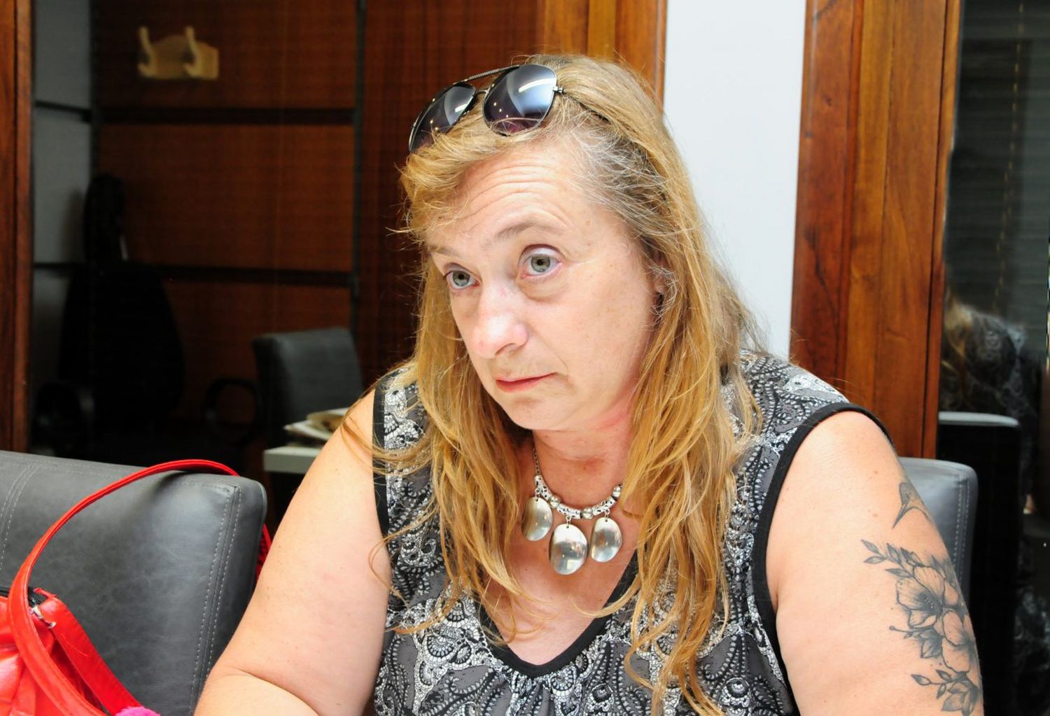 Una mujer busca a su media hermana de 28 años