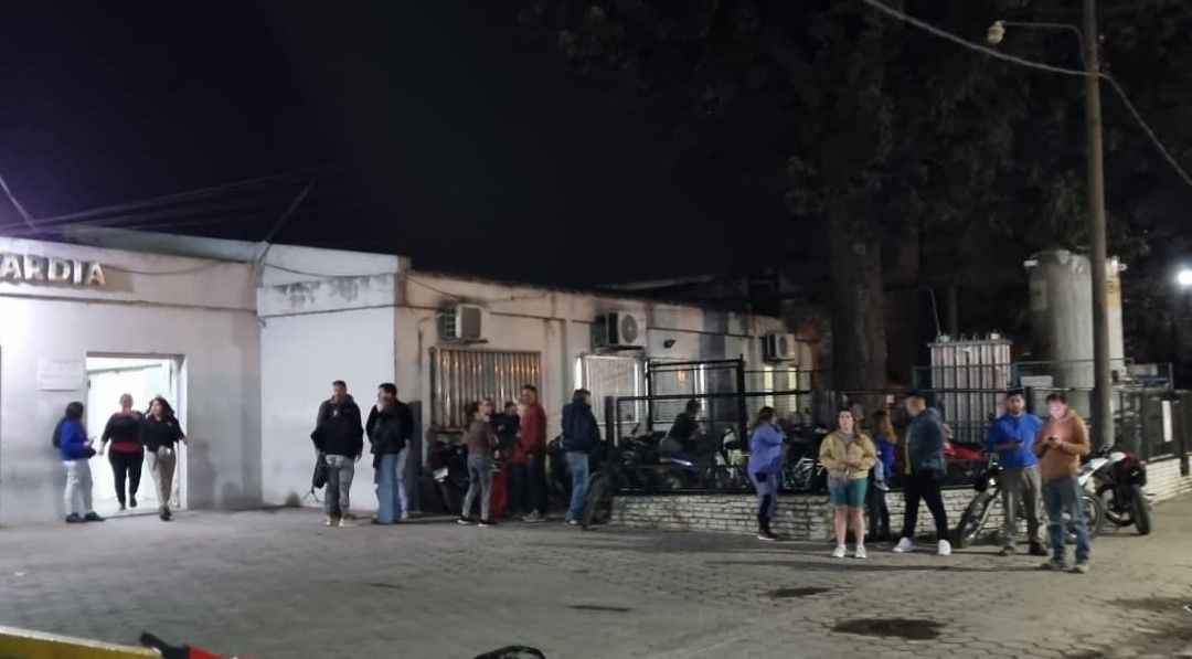 La espera en la guardia del Hospital durante el anochecer del 1 de agosto, cuando tres operarios fueron trasladados con problemas respiratorios.