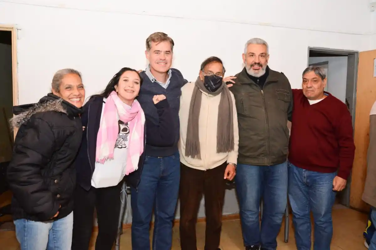 Piaggio firmó junto a vecinos un nuevo contrato de obra de cordón cuneta y badenes