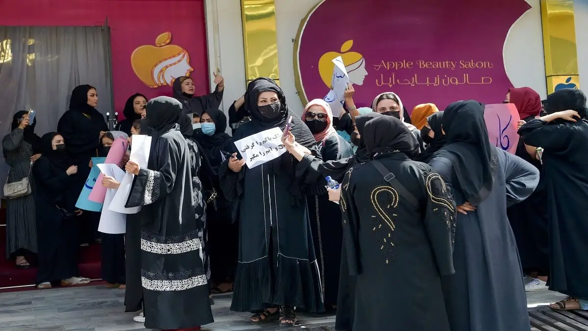 AFGANAS RESTEADAS: el talibán les cierra los salones de belleza y ellas protestan en la calle