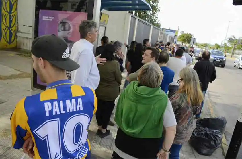Último adiós al Negro Palma: los restos del ídolo de Central son velados en el Gigante de Arroyito