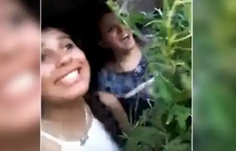 Video: las policías que celebran la requisa con una planta de marihuana