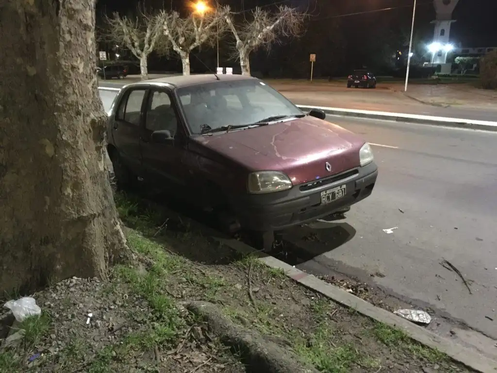 Auto abandonado en Avellaneda el 1000