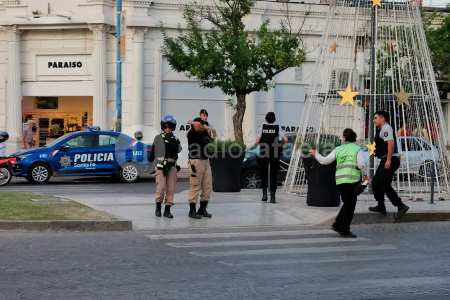 Chocó a una camioneta estacionada y no tenía nada en regla: terminó con una multa