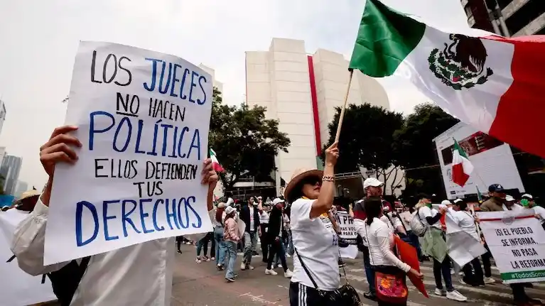 Hubo protestas de empleados judiciales contra la reforma impulsada en México