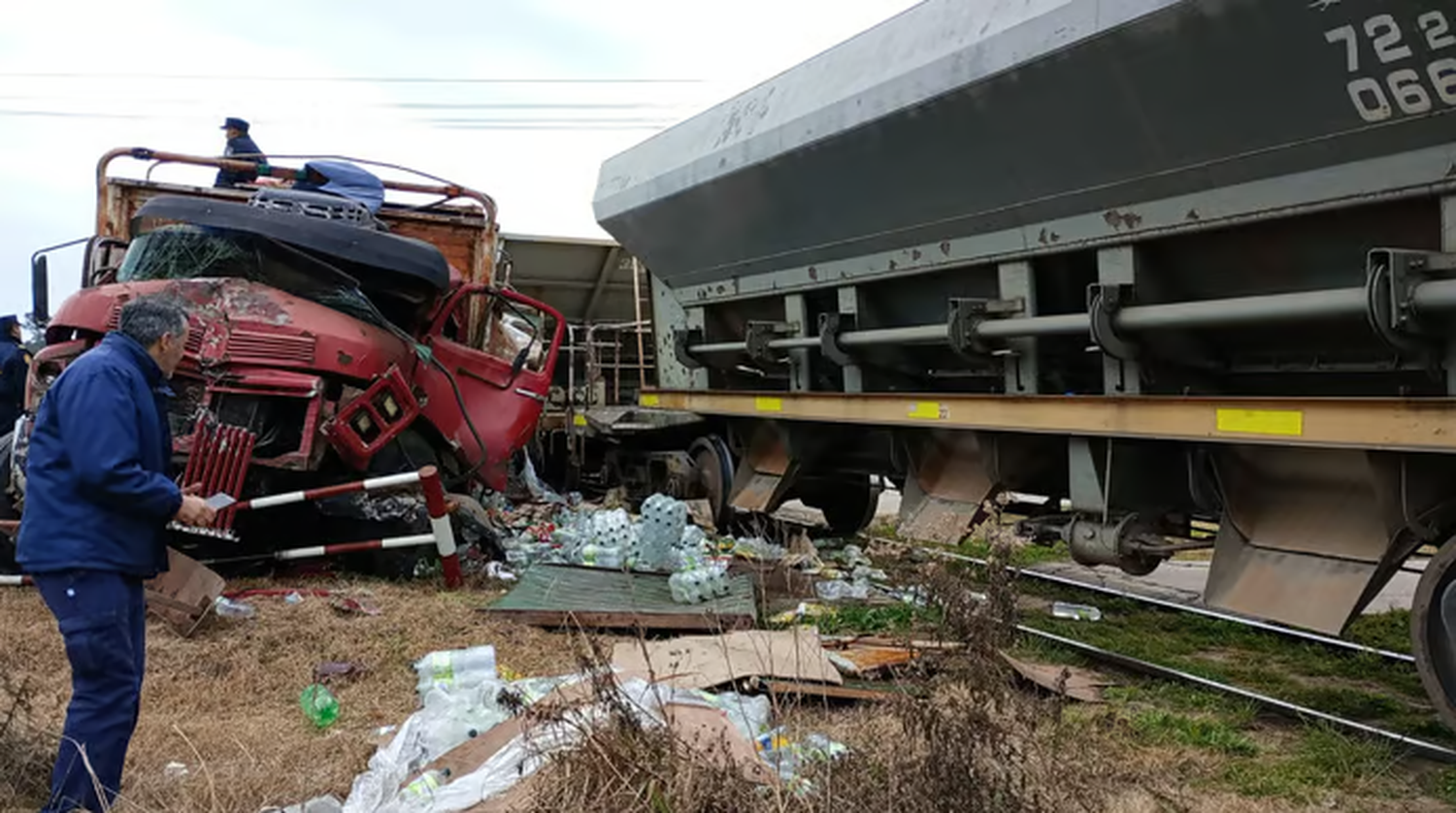 Un tren chocó un camión en Entre Ríos y se cerró el ingreso a una ciudad