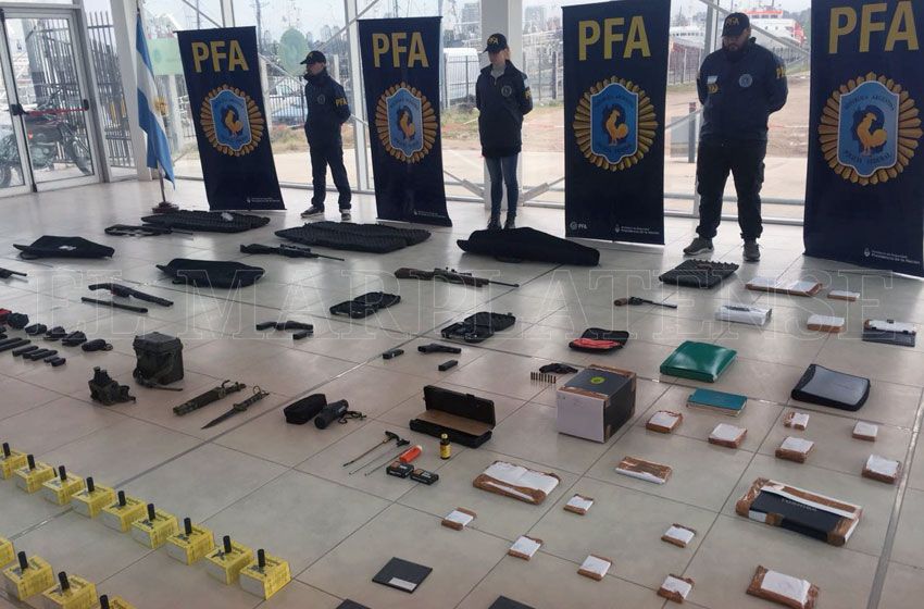 Revelan el arsenal militar incautado a la secta que explotaba mujeres