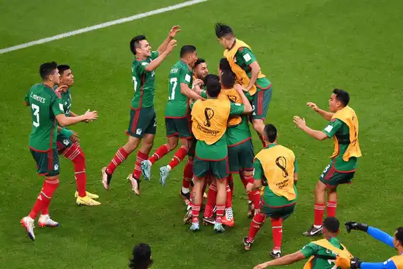 México venció a Arabia Saudita pero no le alcanzó y se despidió del Mundial