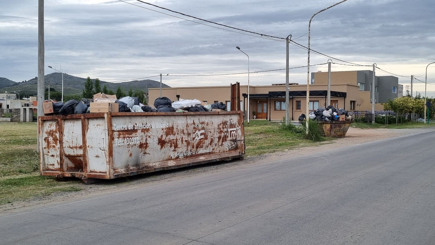 La gente sigue llenando los contenedores de basura en pocos minutos y el Municipio extendió el plazo