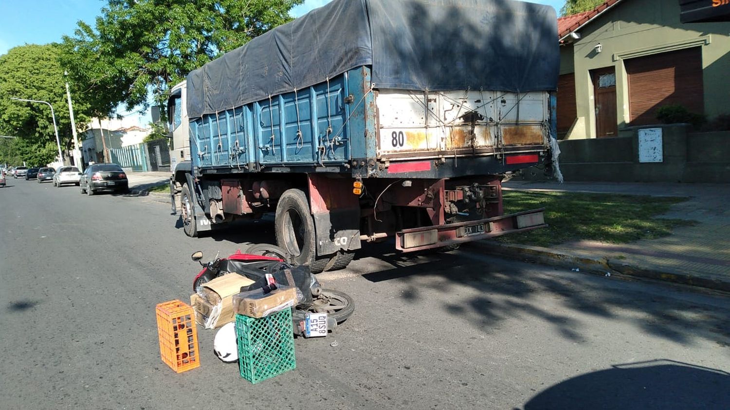 Hospitalizaron a un motociclista por un accidente en 14 de Julio y Del Valle