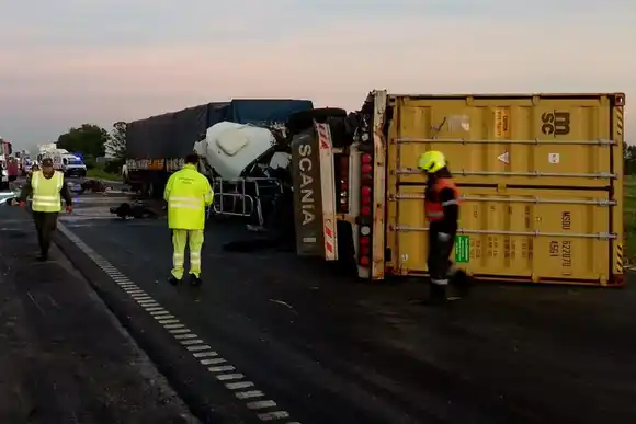 Corte total en la autopista Rosario-Buenos Aires por un choque entre camiones con vuelco