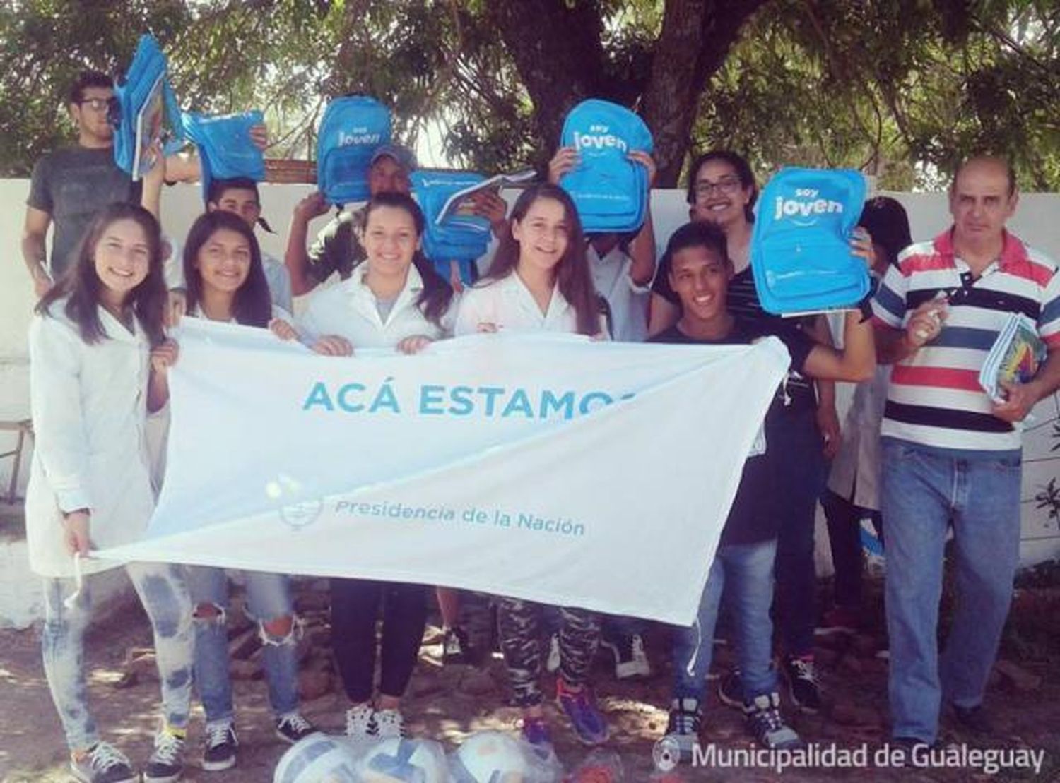 Entrega de materiales educativos a jóvenes del Puerto 