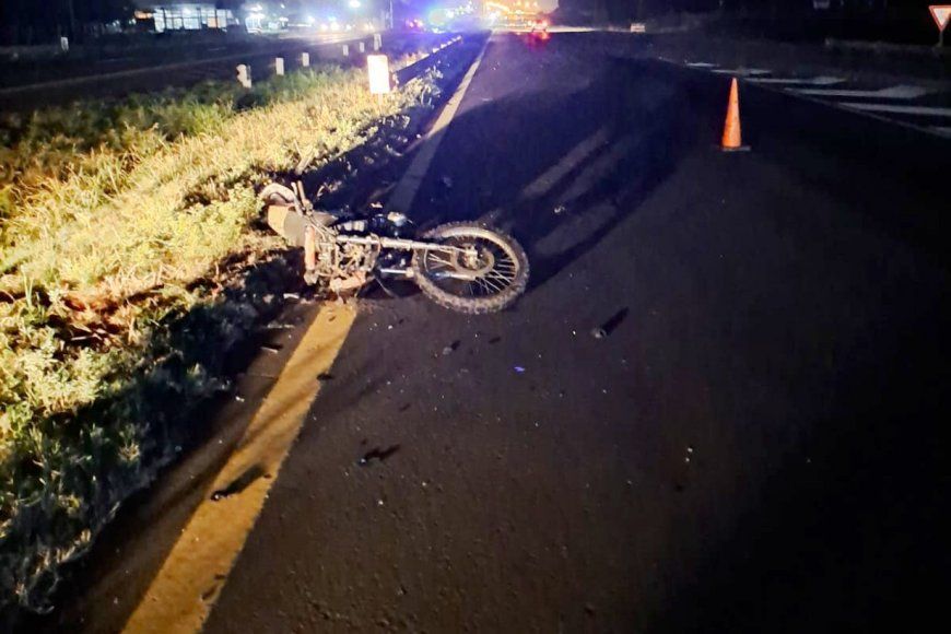 Murió un motociclista tras ser violentamente impactado por un automóvil en la Autovía 14
