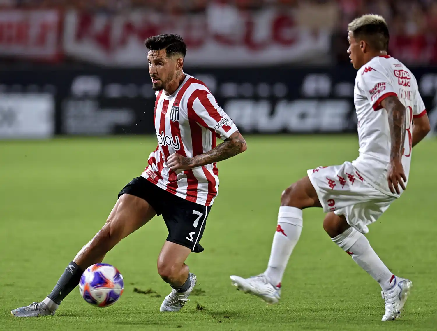 Sosa busca el desnivel ante Gómez.