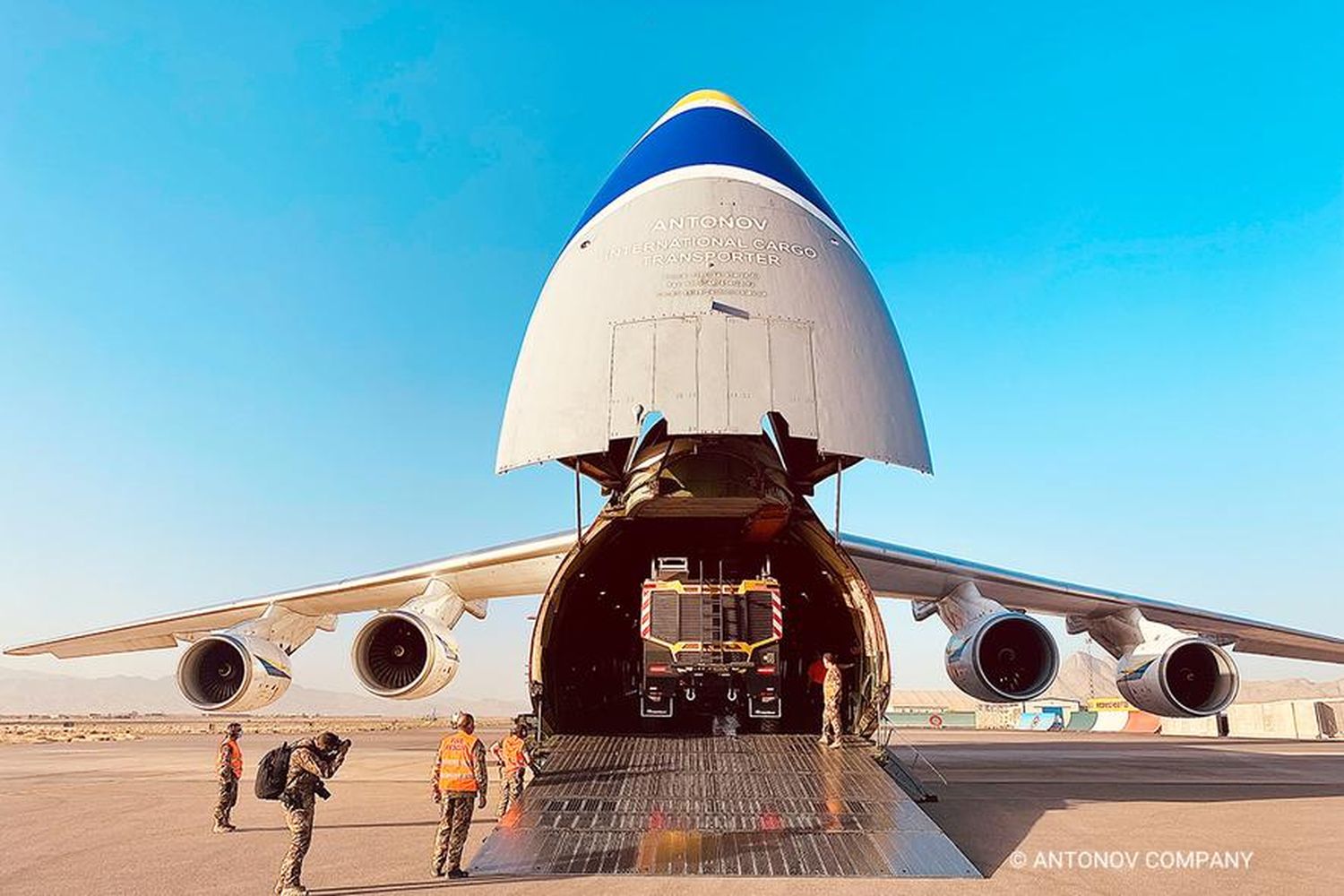 Un nuevo hito del AN-124, el transporte de tres autobombas