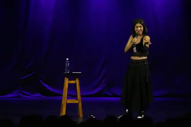 A sala llena pasó Connie Ballarini por Chascomús con su divertido espectáculo