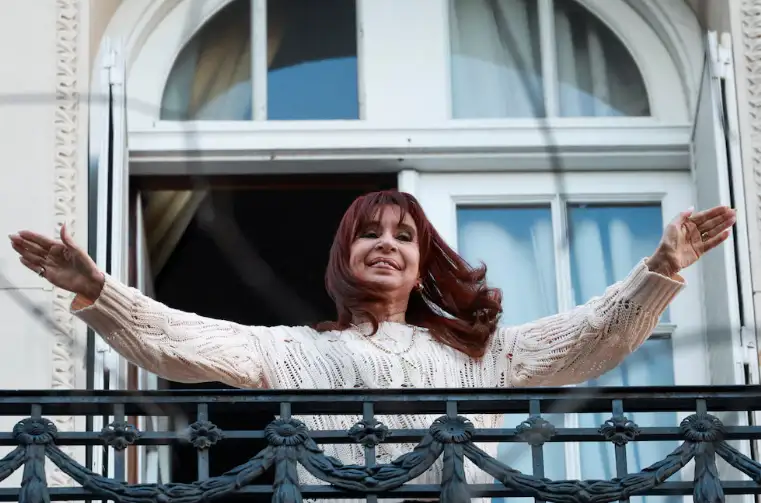 Con fuertes críticas al plan económico de Milei, Cristina volvió a hablar desde su prisión domiciliaria