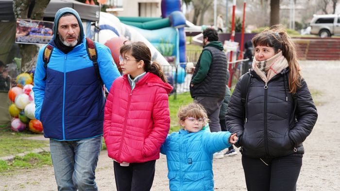 Paseo. Pese al frío salen a disfrutar de las vacaciones