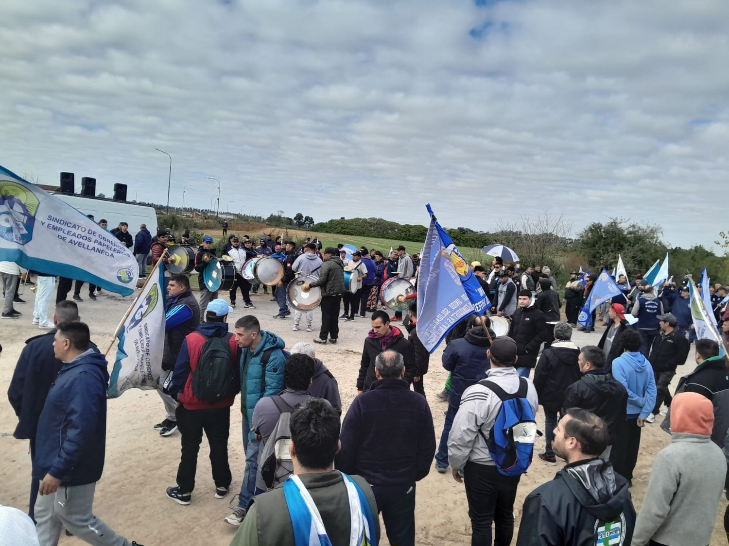 La asamblea informativa se desarrollaba este mediodía en el acceso a Papel Prensa.