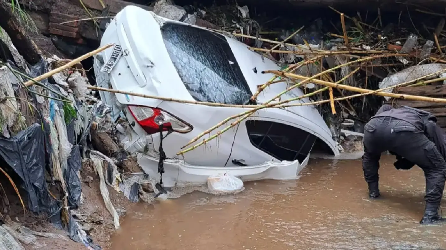 Una pareja murió atrapada en su auto en el medio del fuerte temporal en Tucumán