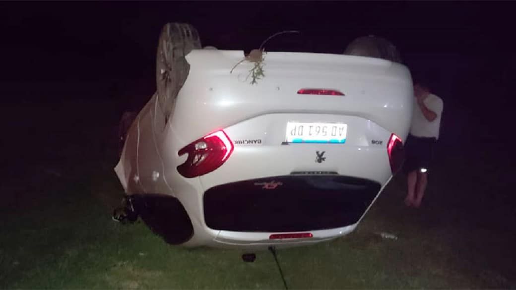 Volcó al evitar chocar contra un camión sin luces