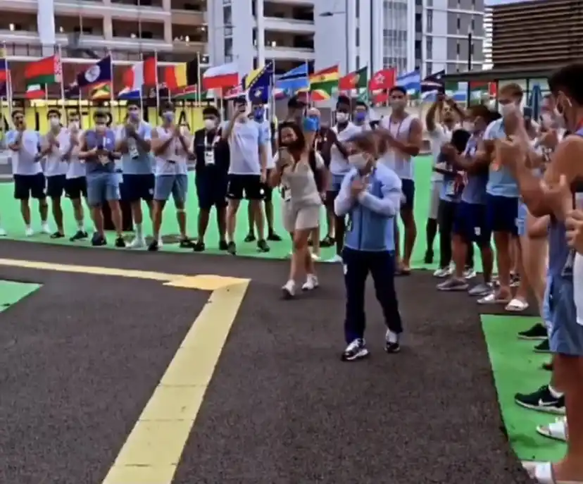 Emotivo recibimiento a Pareto en la Villa Olímpica