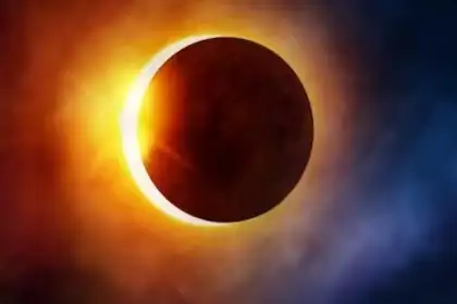 Se atenuará la luz del día, debido a que la Luna no tapará por completo al Sol, como sí sucede en un eclipse total.
