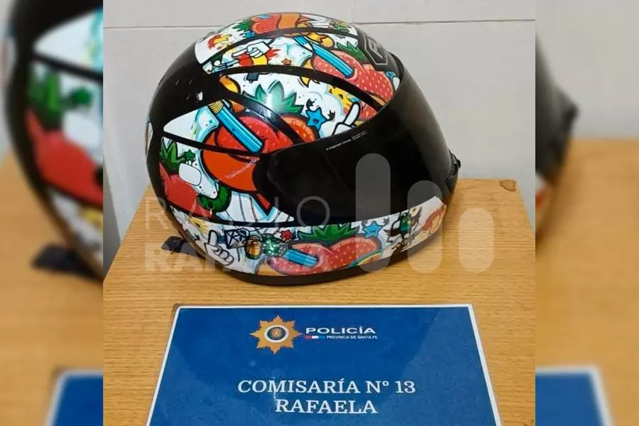 Le robó el casco e intentó venderlo a mitad de precio a su propia dueña