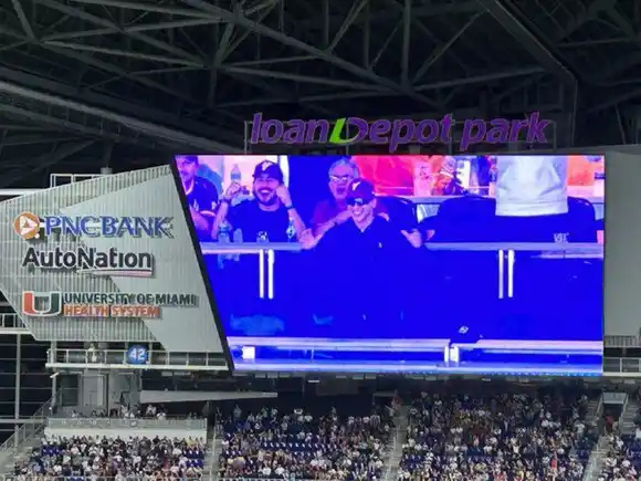 ¡VENEZUELA TIENE UN FANÁTICO ESPECIAL! Daddy Yankee apoya a los criollos en los cuartos en el Mundial de Béisbol