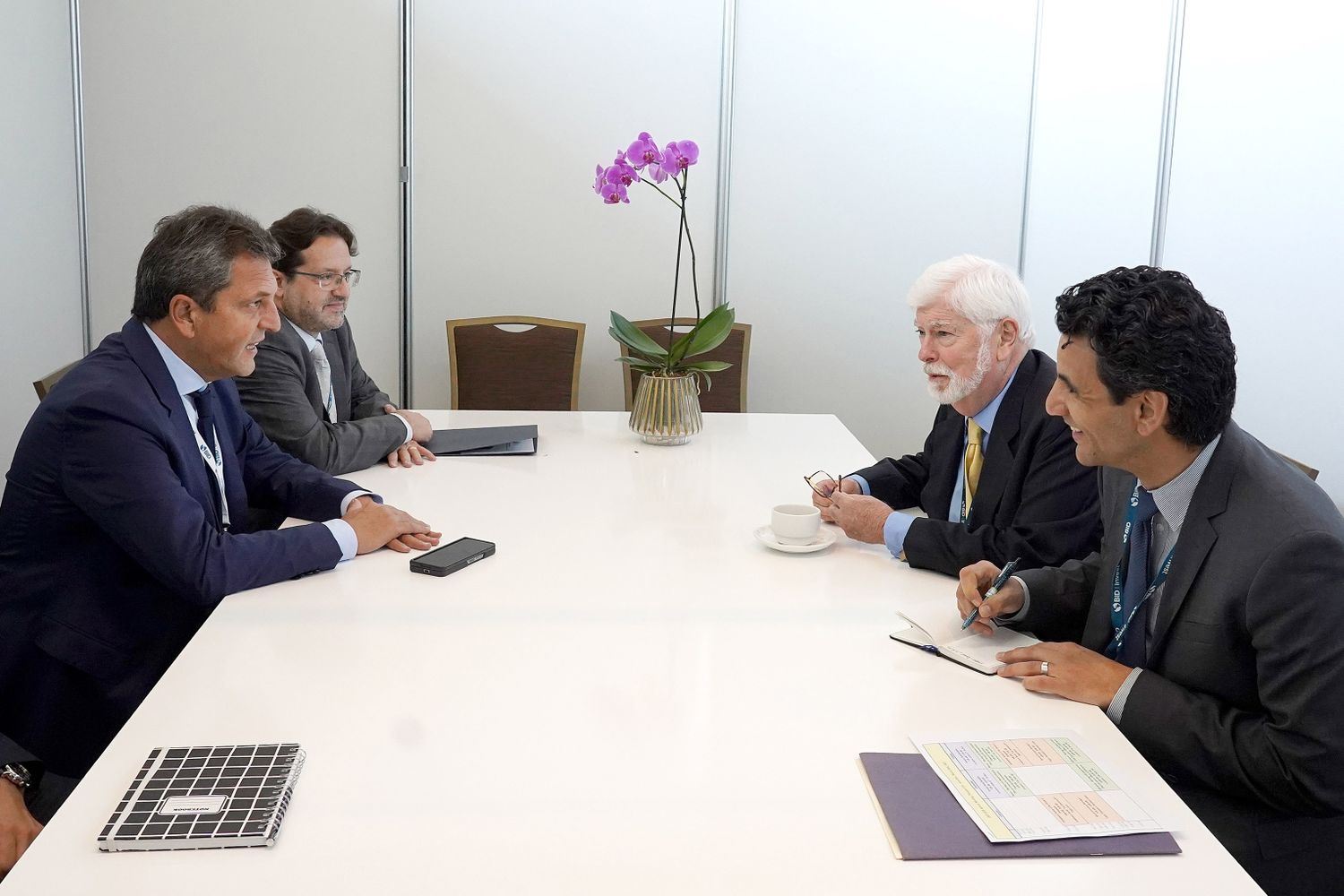 Massa participa de la reunión del Banco Internacional de Desarrollo