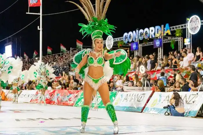 Promoción  especial para adquirir sillas para la tercera noche de carnaval