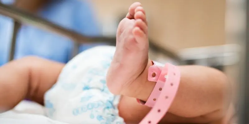 PRETENDÍA vender a su hija recién nacida en Colombia