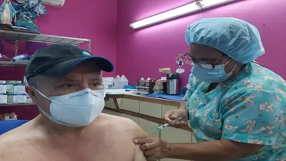 ¡ES DISCRIMINATORIO! Jubilados rechazan vacunación ligada al sistema patria