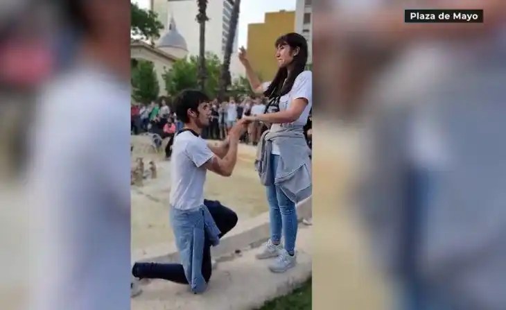 Día de la Lealtad: Le pidió casamiento en medio de la Plaza de Mayo y cantando la marcha peronista