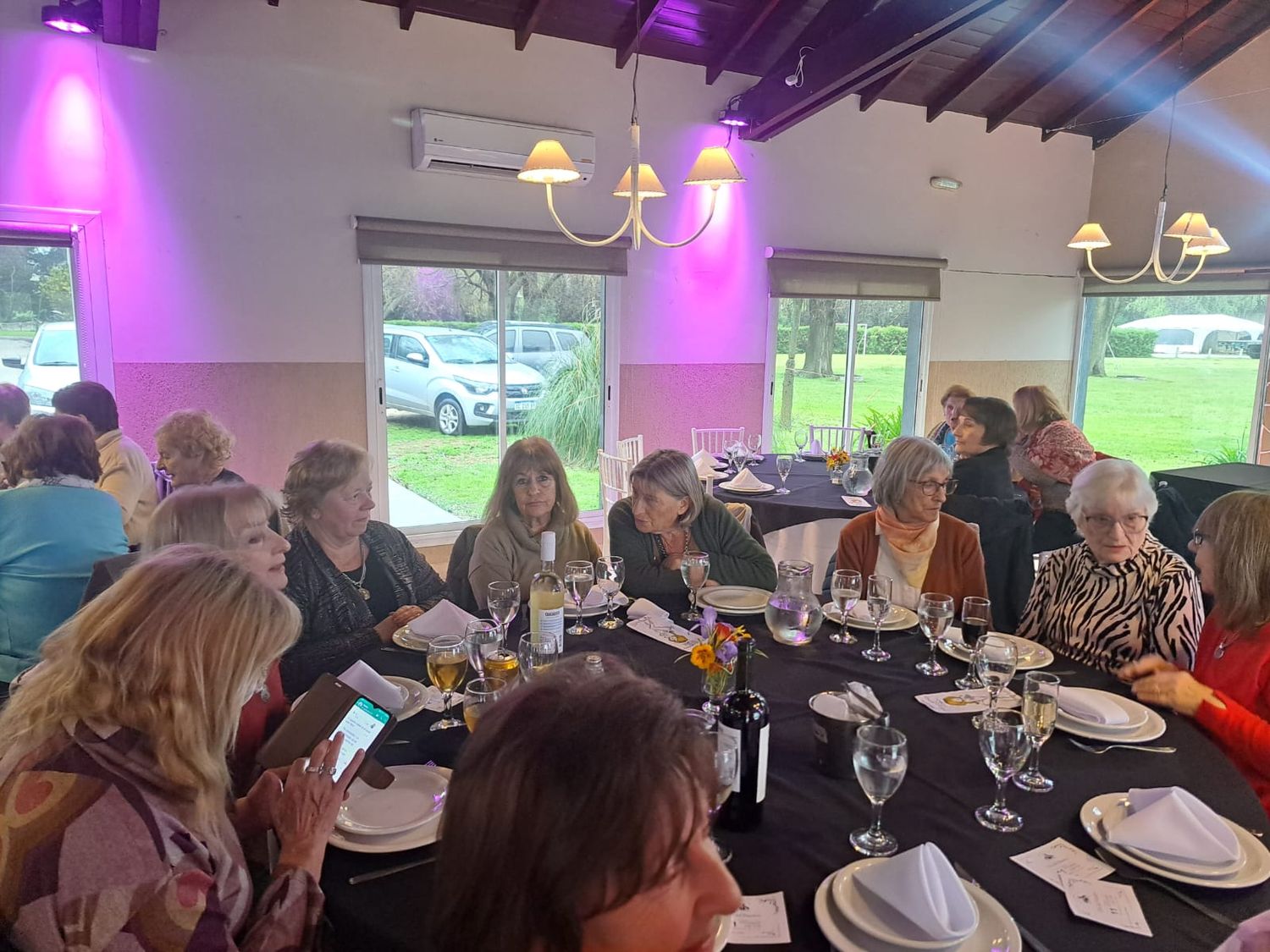 Emoción de docentes jubiladas en  el almuerzo del Día del Maestro